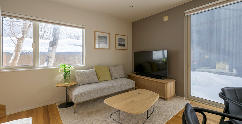 Nature Chalet - Intimate living area by the sliding glass door